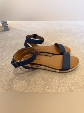 Unr8ed Sandals (Size 7M)